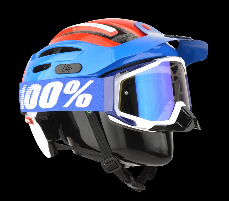 CASCO URGE ENDUR-O-MATIC 2 - detalle con gafas
