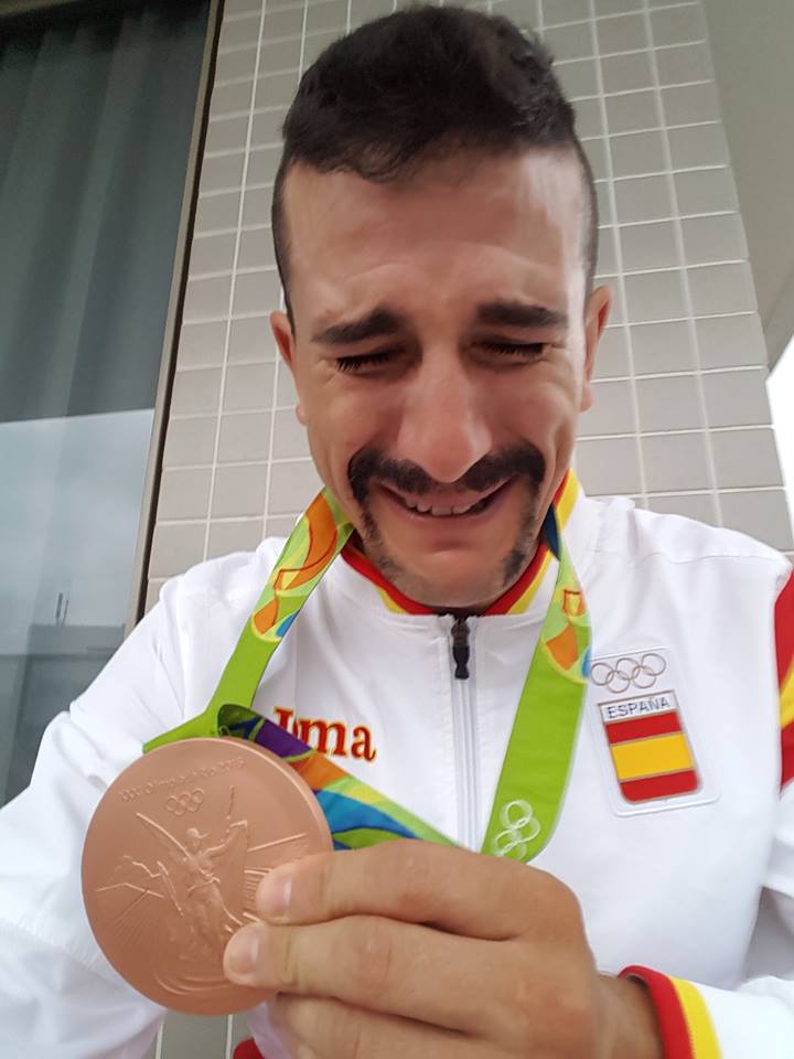 Carlos Coloma llorando después de conseguir lo que buscó durante tantos años