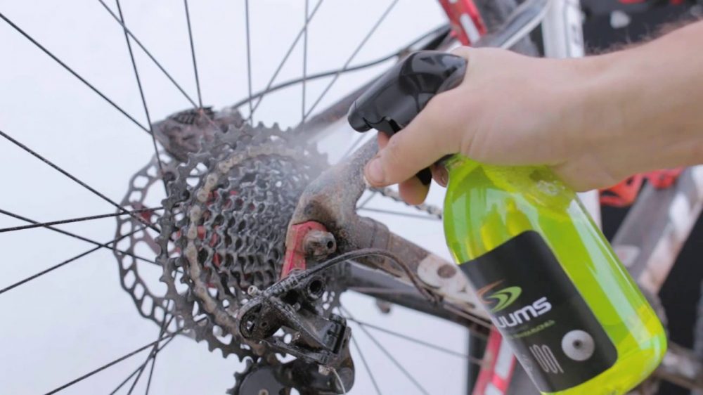 Cómo limpiar y echar aceite a una cadena de bicicleta? 