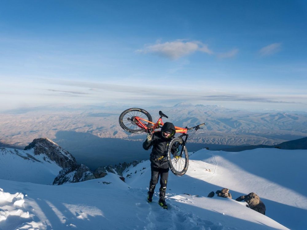 KILIAN BRON SUBIENDO Y BAJANDO UN VOLCAN