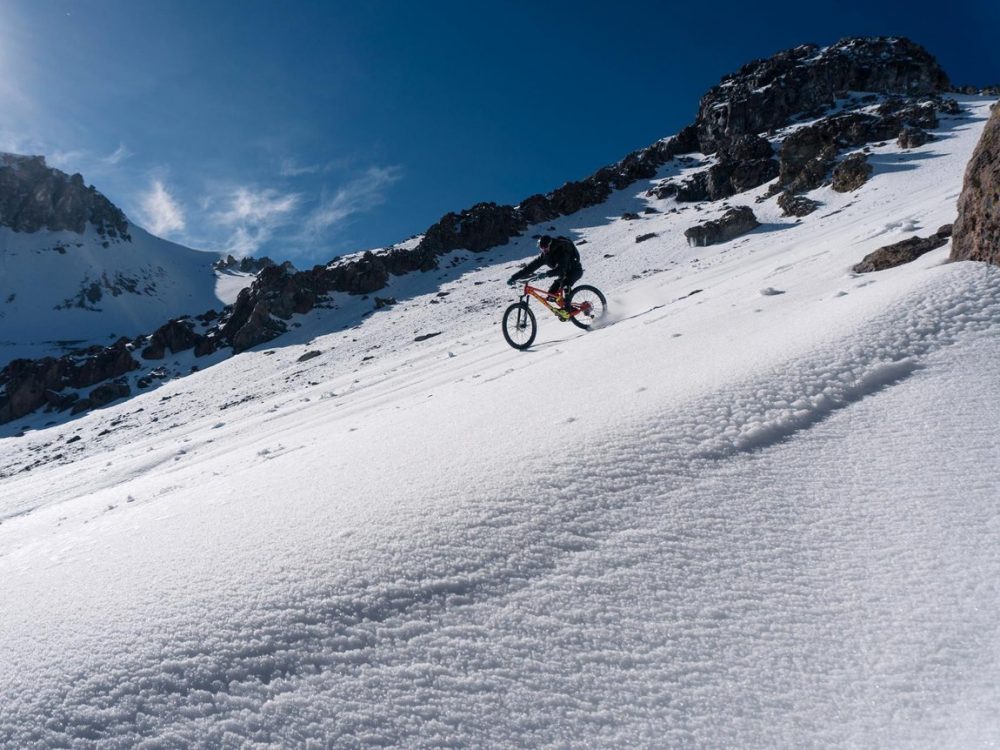 KILIAN BRON SUBIENDO Y BAJANDO UN VOLCAN