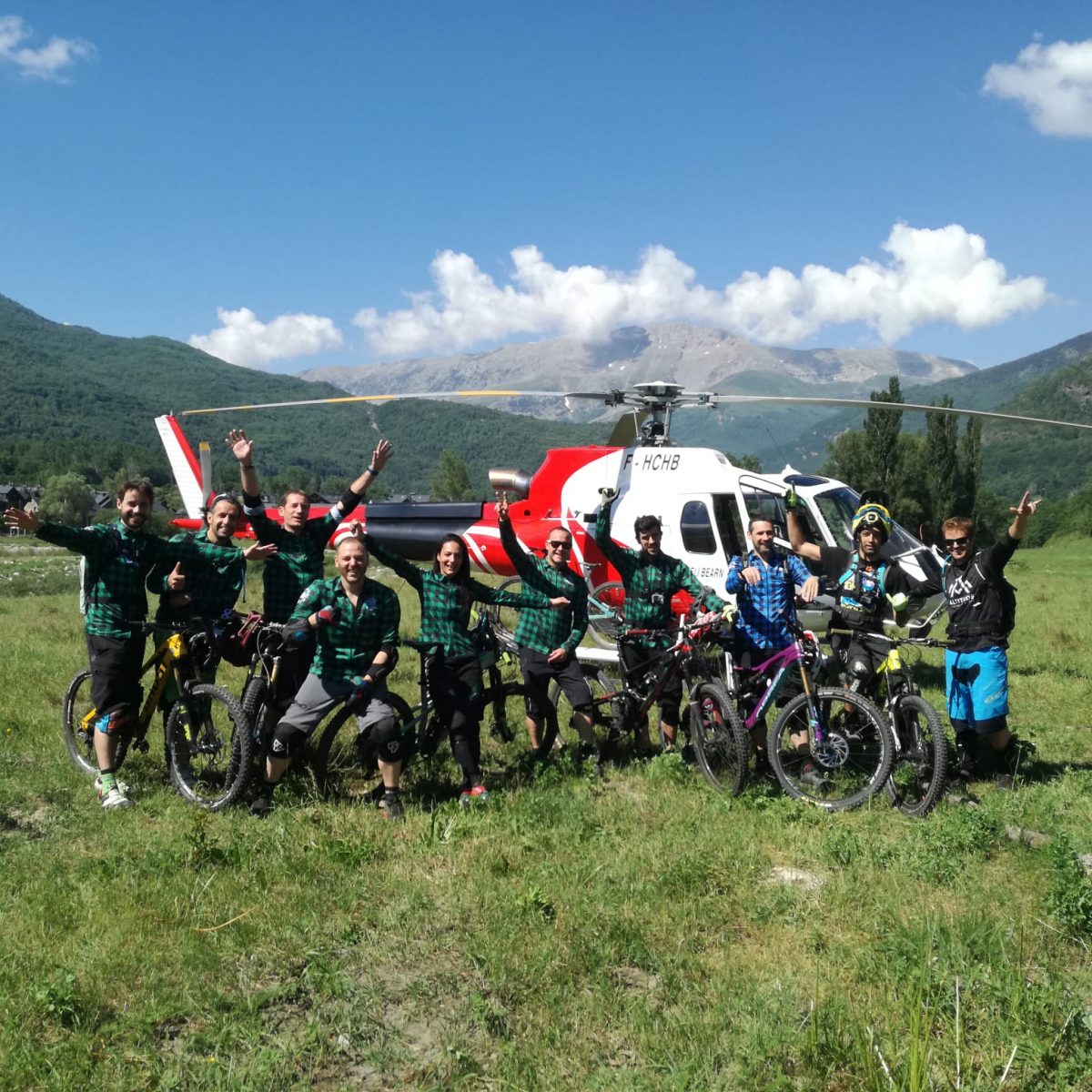 HELIBIKE ENDURO SPAIN CON ALTITUDE RIDES EN PURO PIRINEO