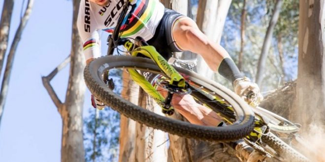 NINO SCHURTER HACIENDO ENDURO CON SU BICI DE XC MTB