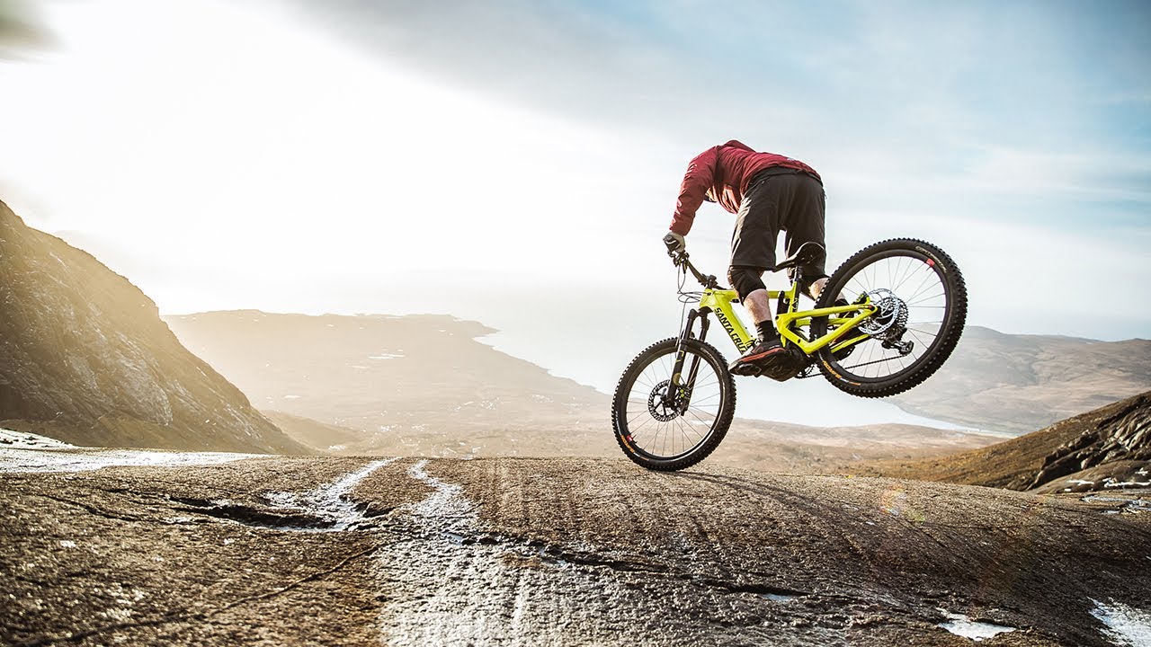 DANNY MACASKILL HACIENDO DIABLURAS CON LA EBIKE SANTA CRUZ HECKLER