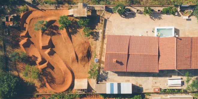 2 PROS DE LA BICICLETA CONVIERTEN SU HUERTO EN UN BIKEPARK DURANTE EL CONFINAMIENTO