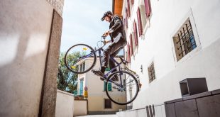 TRIAL URBANO CON BICI DE PASEO by ANDREA MARANELLI