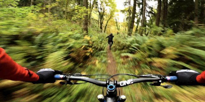 REMY METAILLER PERSIGUIENDO A UN PRO DE LA WORLD CUP DOWNHILL