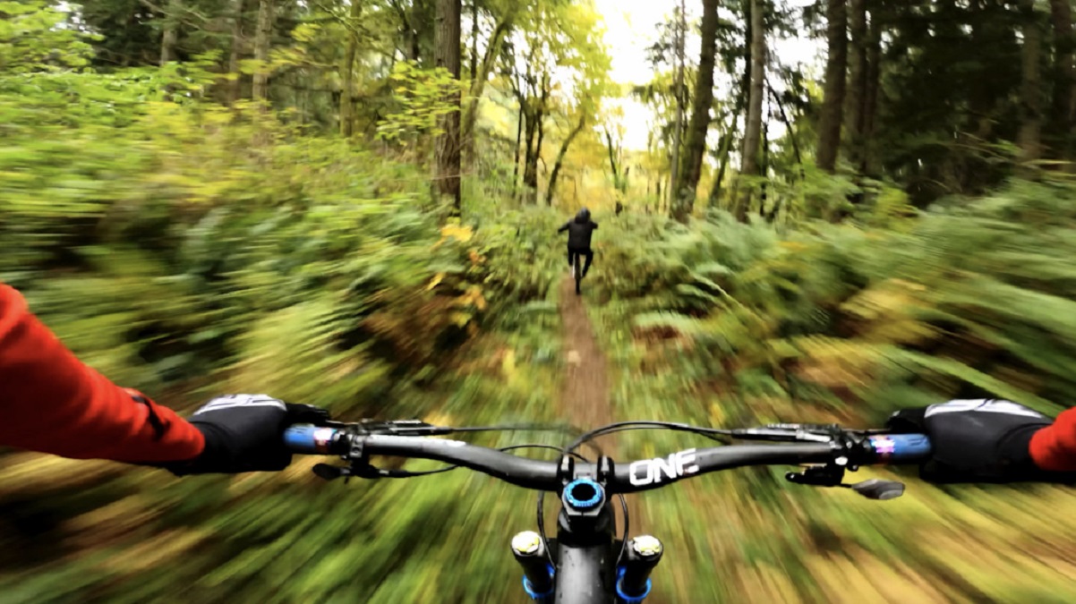 REMY METAILLER PERSIGUIENDO A UN PRO DE LA WORLD CUP DOWNHILL