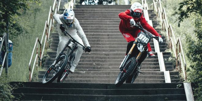 FABIO WIBMER KAI HASSE Y VIKI GOMEZ EN UN DESCENSO URBANO DE MTB MOTO Y BMX