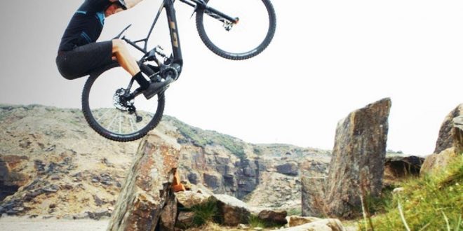 Chris Akrigg aborda subidas imposibles con ebike en Force Amp