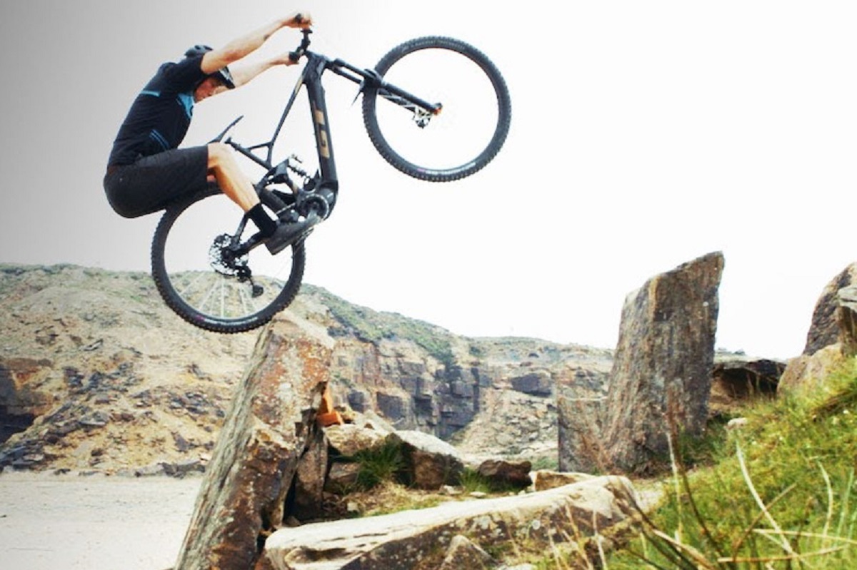 Chris Akrigg aborda subidas imposibles con ebike en Force Amp