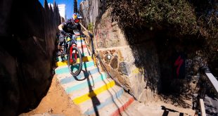 Tomas Slavik desafía las leyes de la velocidad en Red Bull Valparaíso Cerro Abajo 2022