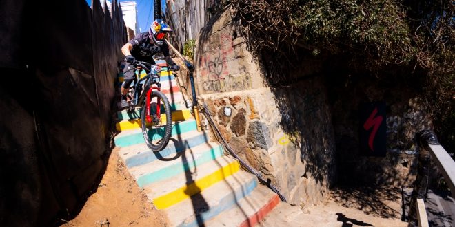 Tomas Slavik desafía las leyes de la velocidad en Red Bull Valparaíso Cerro Abajo 2022