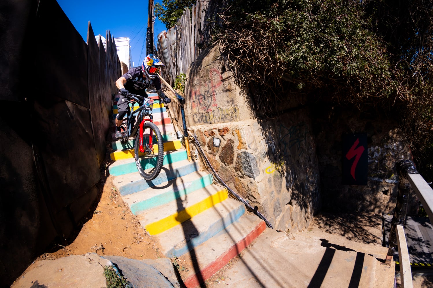 Tomas Slavik desafía las leyes de la velocidad en Red Bull Valparaíso Cerro Abajo 2022