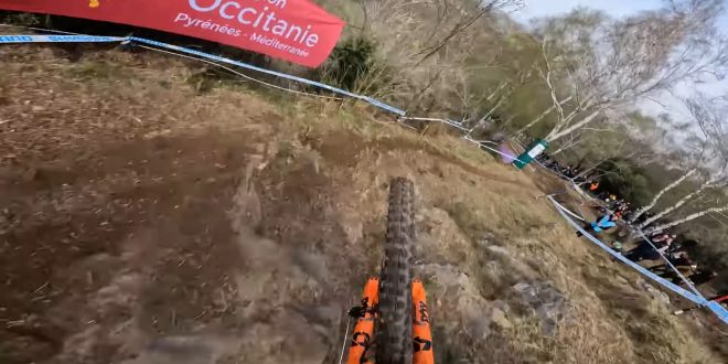 Espectacular caida de Aaron Gwin