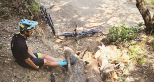 Un ciclista MTB se destroza la cara por una trampa en Barcelona