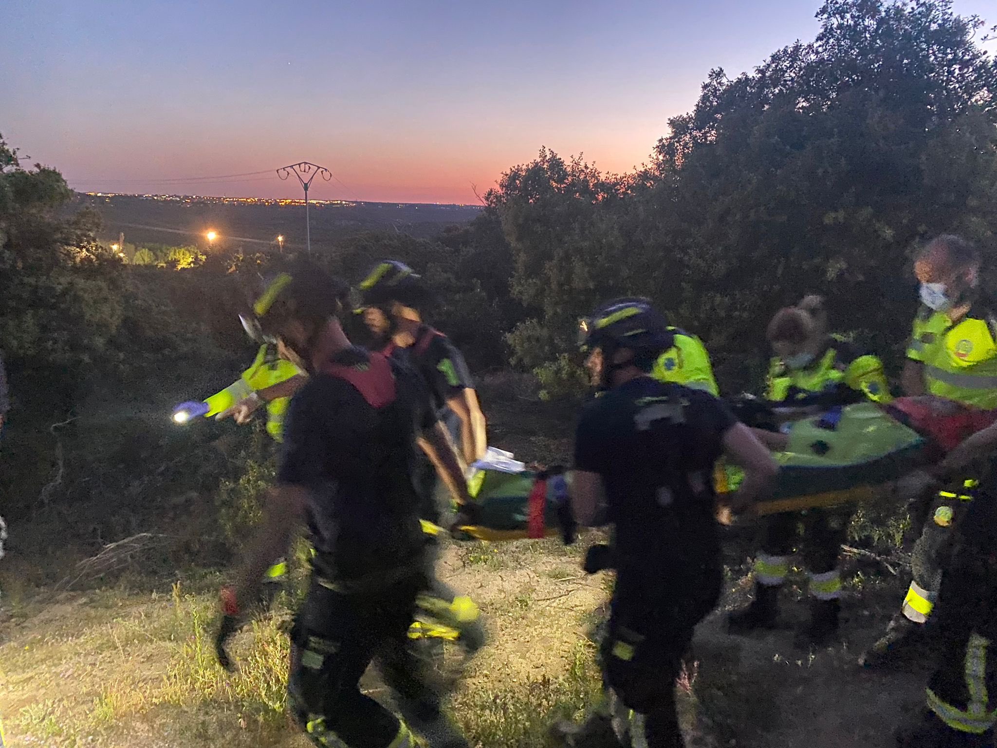 Un ciclista es rescatado en el Pardo Madrid por los bomberos

