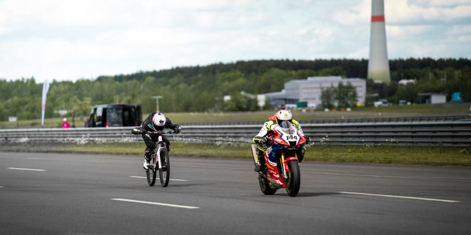 Elias Schwärzler bate el récord del mundo de velocidad sobre una bici