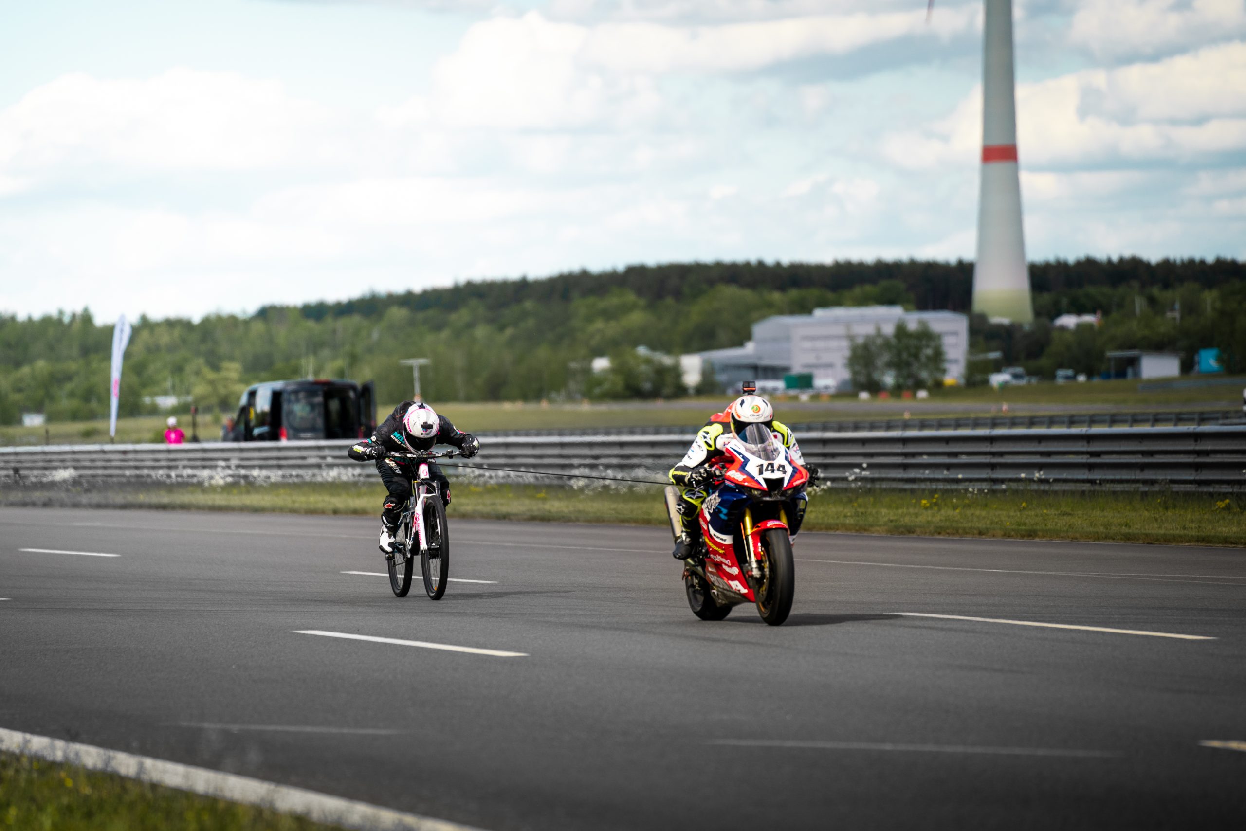 Elias Schwärzler bate el récord del mundo de velocidad sobre una bici