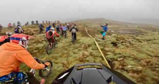 Kilian Bron adelanta a los 300 ciclistas en una carrera saliendo el ultimo