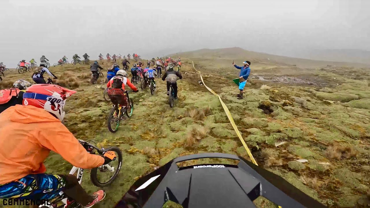 Kilian Bron adelanta a los 300 ciclistas en una carrera saliendo el ultimo