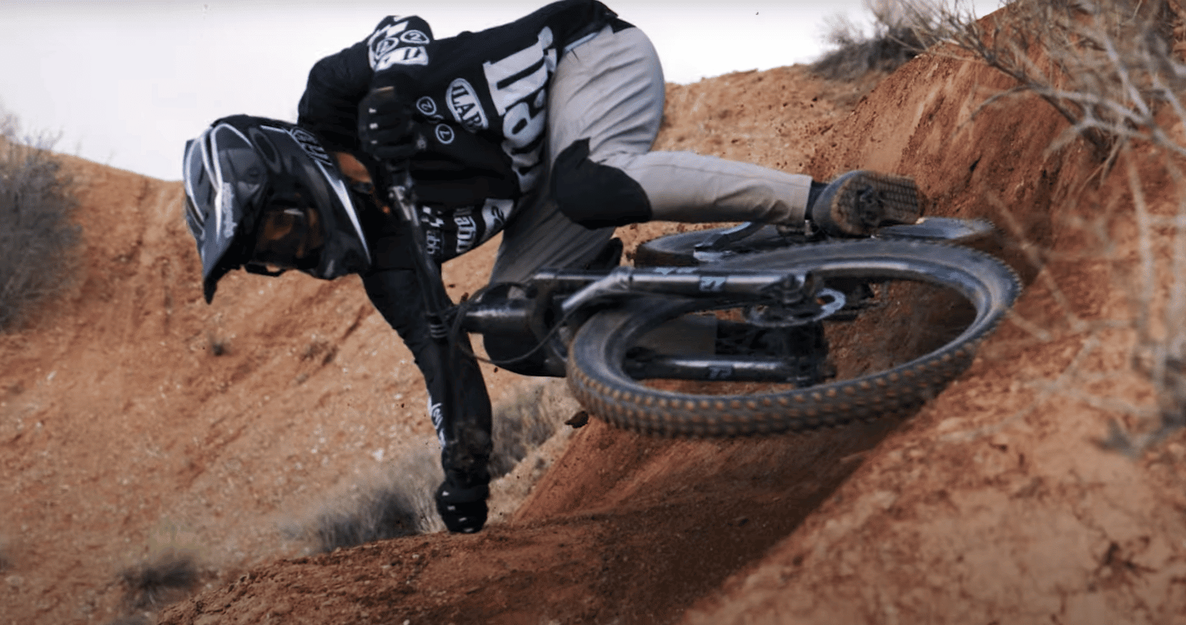 Bas van Steenbergen surfeando peraltes de arena