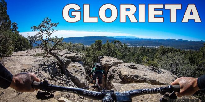 Nate Hills fluye sobre las rocas de Santa Fe