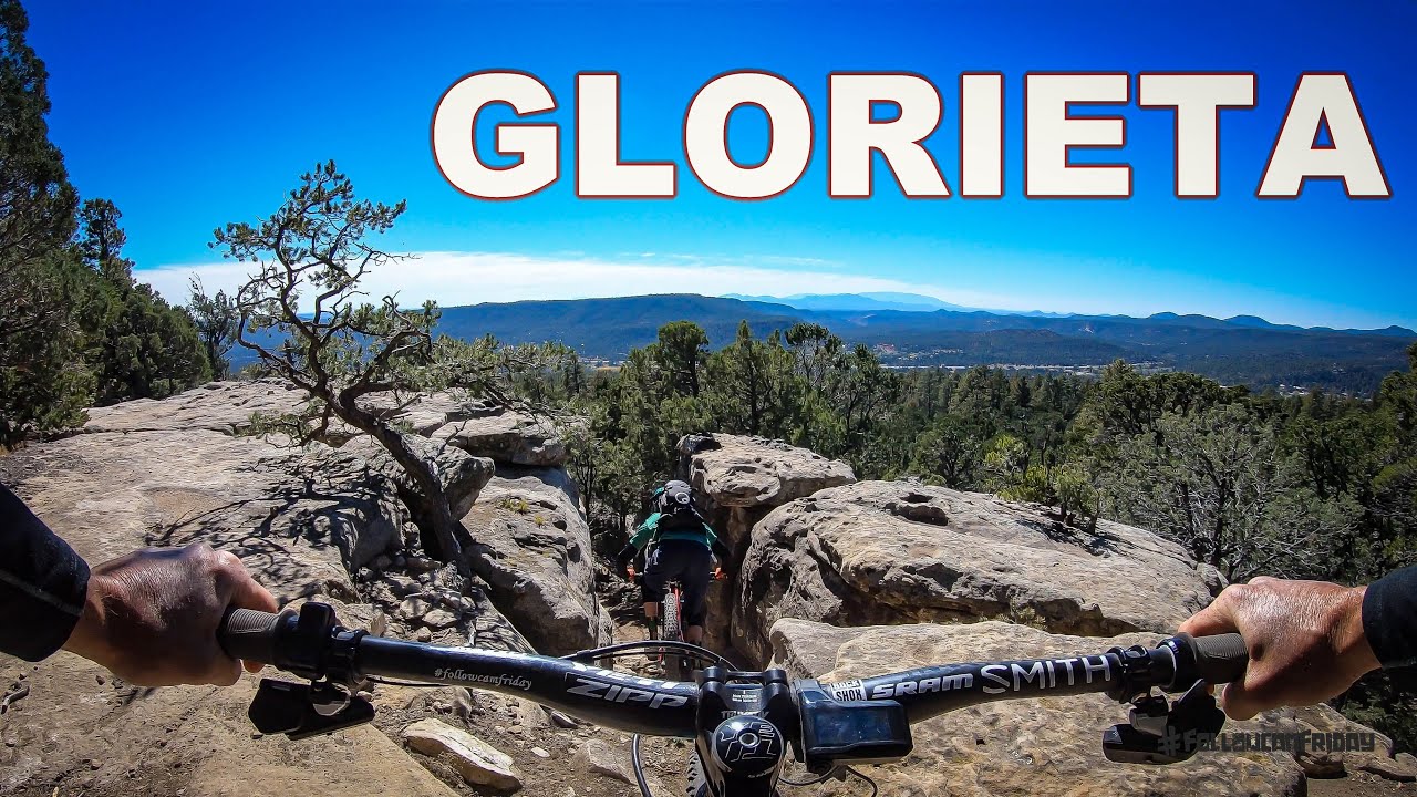 Nate Hills fluye sobre las rocas de Santa Fe