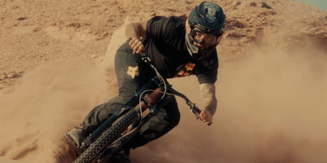 Andreu Lacondeguy realizando snowboard MTB en PERU