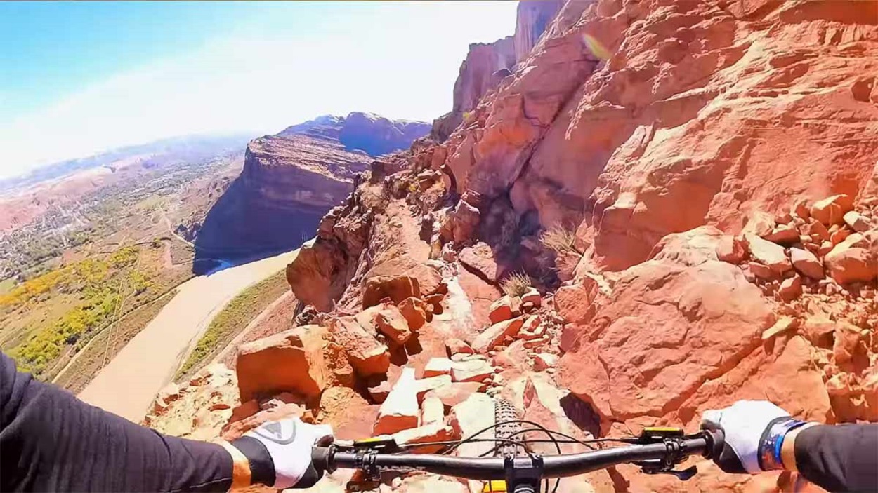 Gee Atherton recorre el peligroso Portal Trail de Moab
