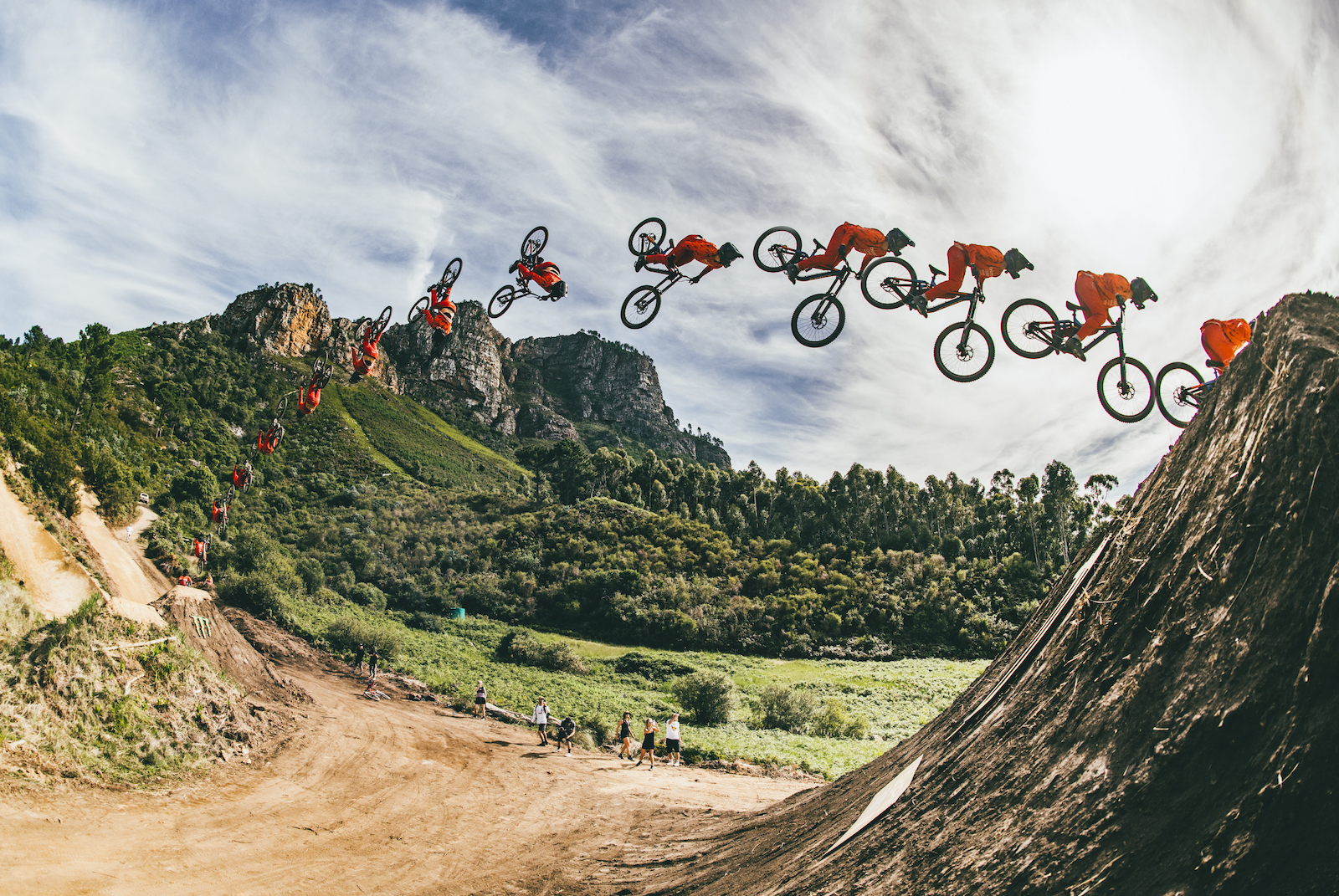 Tom Isted bate el récord del backflip mas largo