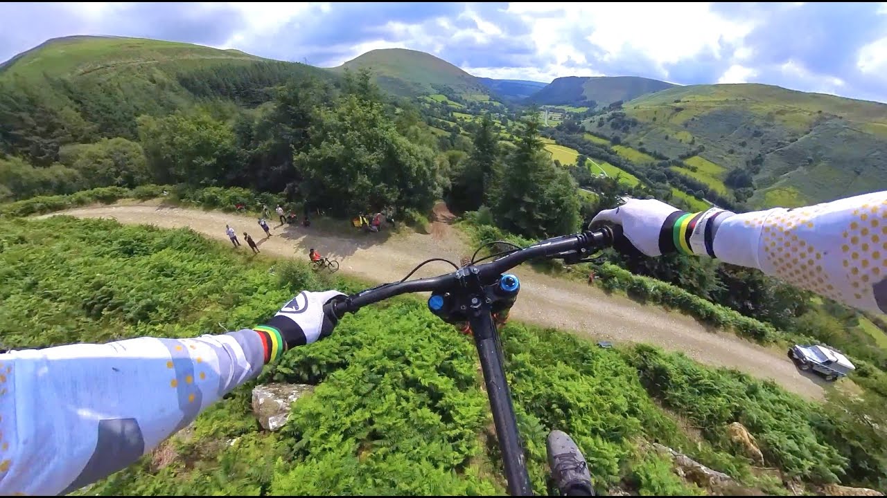 Gee Atherton enseña el circuito del Red Bull Hardline 2023 a pesar de ser suspendido